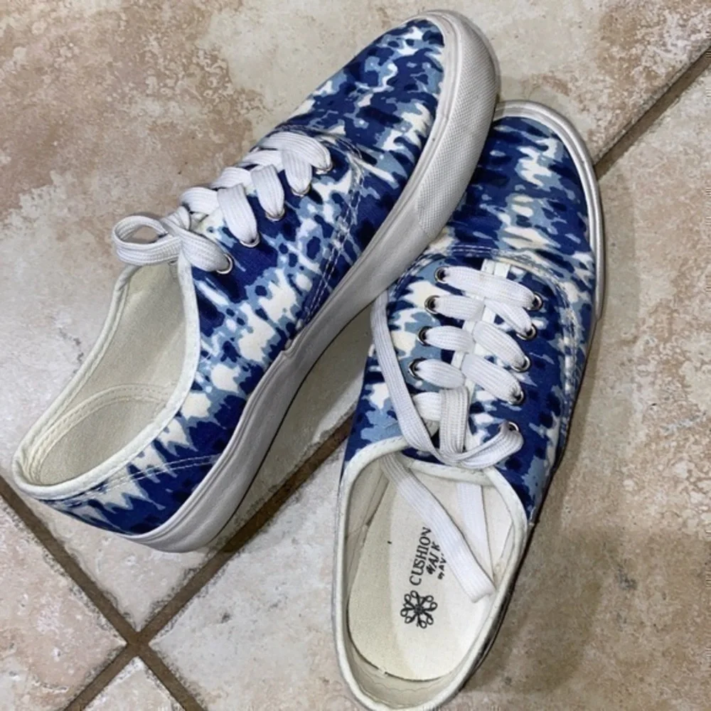 WOMENS 8 AVON BLUE/WHITE TIE DYE SNEAKERS❗️